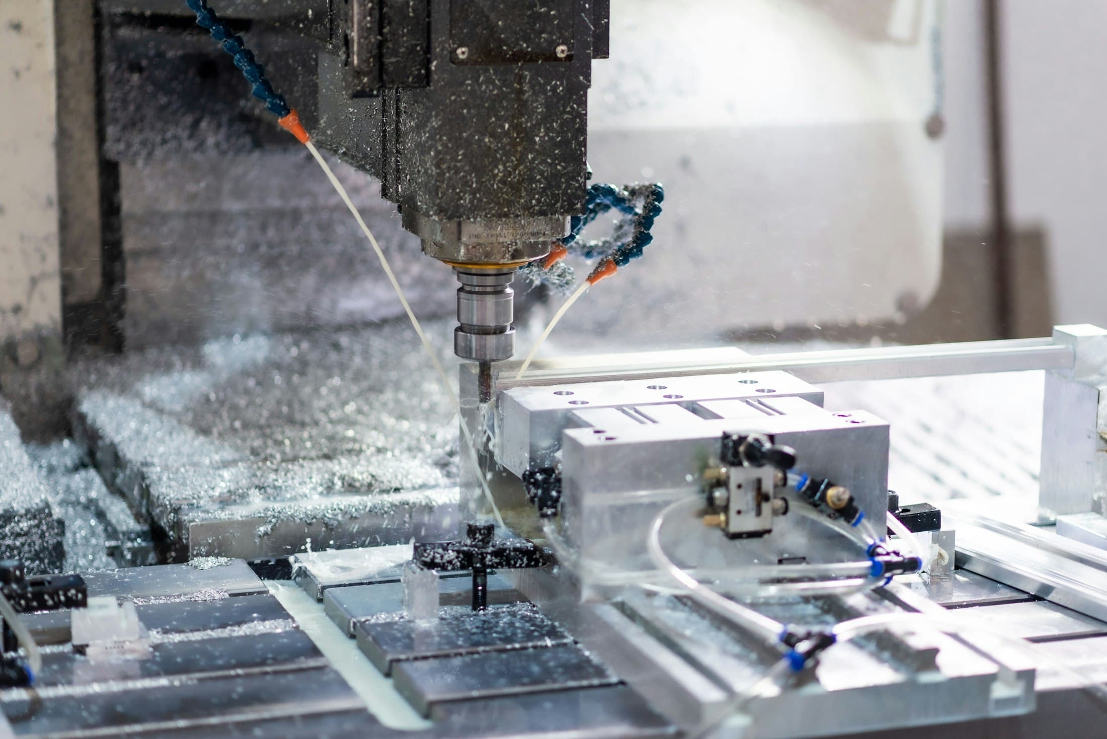CNC işleme merkezinde metal parça frezelenirken dağılan talaş
