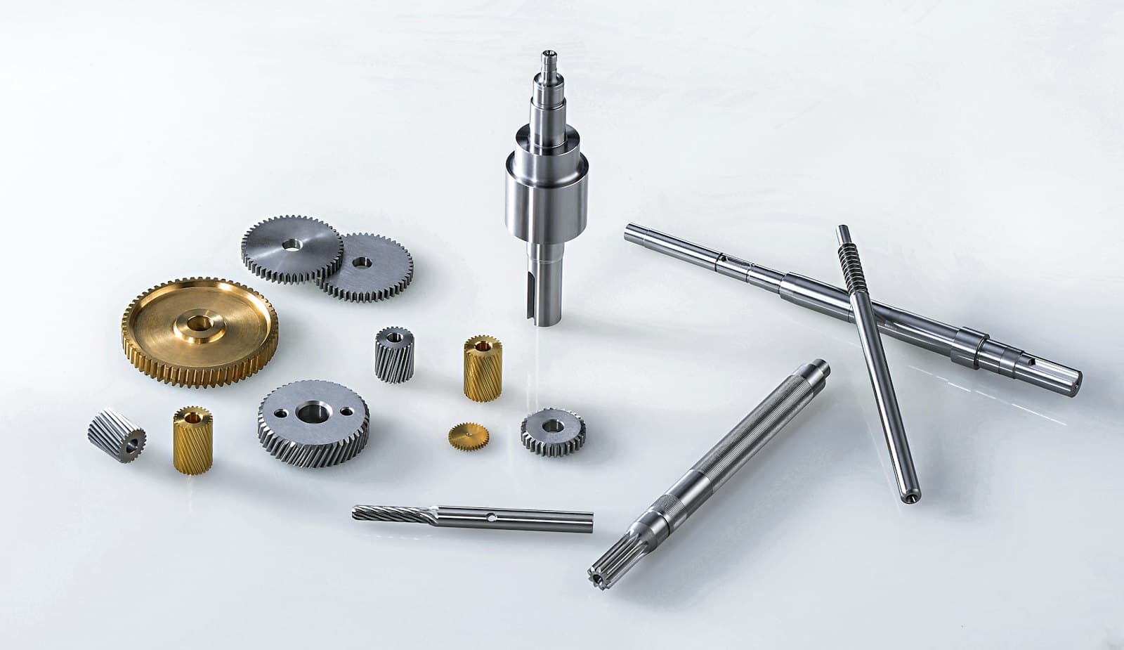 Tornalanmış miller, dişliler ve burçlardan oluşan metal parçalar
