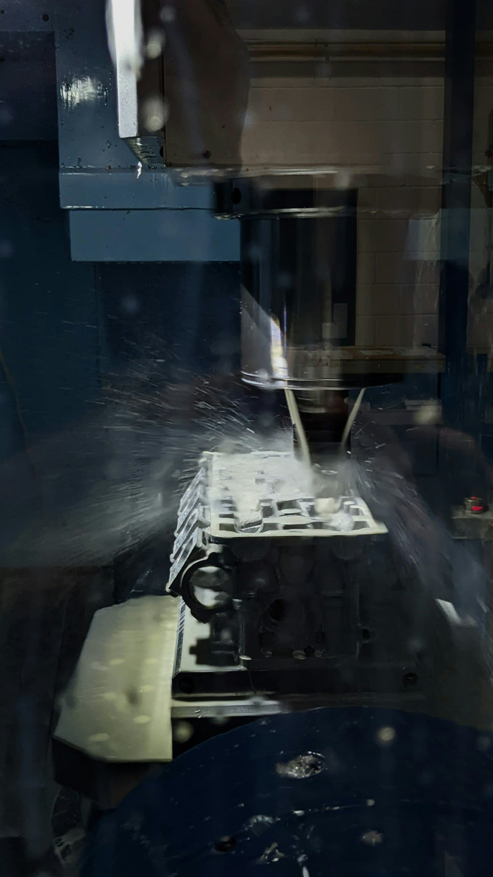 CNC tezgahta işlenen motor bloğu yüzeyi
